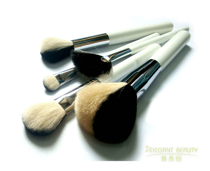 天然材質VS合成材質：成套化妝刷的材質選擇
