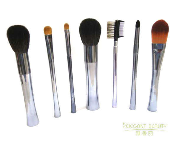 7支化妝刷套裝材質解析與使用指南——專業工具如何提升妝效